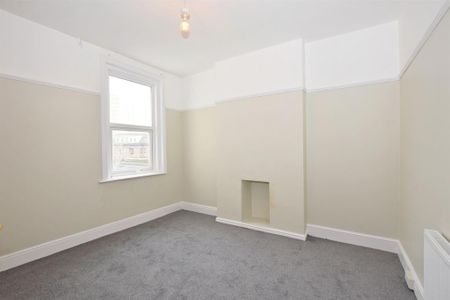 3 bedroom flat to rent - Photo 3