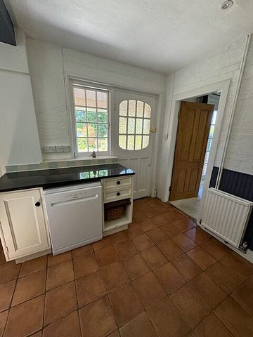 Three Double Bedroom Cottage to Rent in Mayfield - Photo 2