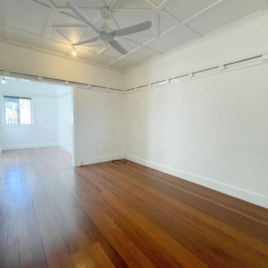 Chic Art Deco Charm & Perfect Location! - Photo 1