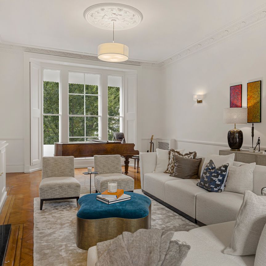 A modern, impeccably designed penthouse apartment in Kensington - Photo 1