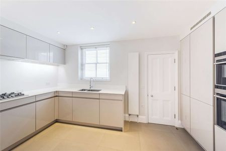 Beautifully finished throughout, this three bedroom townhouse is tucked away in a quiet Chelsea square. - Photo 3