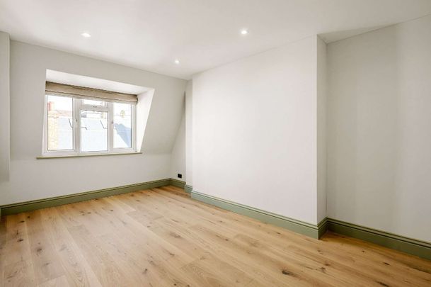Set on the fourth floor of a popular mansion block on a residential street in Bloomsbury. - Photo 1