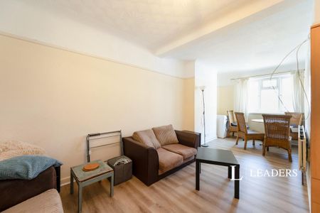 4 bedroom flat to rent - Photo 2