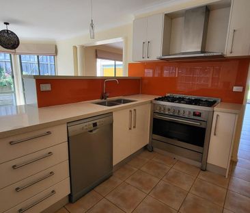 Bright 4 bedroom family home - Photo 5