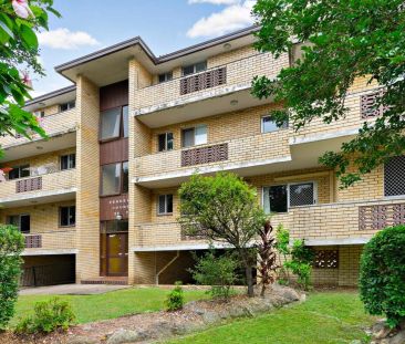 Three bedroom recently updated apartment - Photo 3