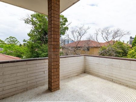 Spacious 2 Bedroom Apartment - Photo 4