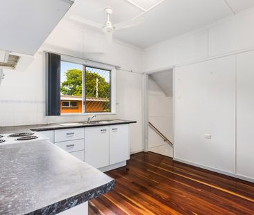 CHARMING COTTAGE ON LARGE BLOCK WITH SHED - WALK TO SCHOOLS, PUBLIC... - Photo 5