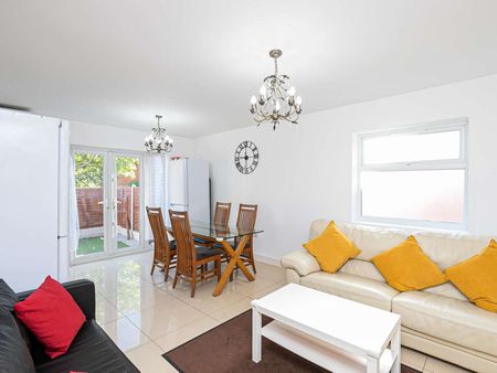 Your Home away from Home Room 4 - Photo 2