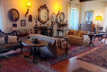 Ardeatina-Divino Amore: Quiet, charming rustic villa, big and well-curated garden, 3 beds, 1 study, 3 baths, living room, kitchen, with terraces , AC and parking space. Ref 2322