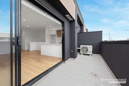 12 Strong View, Fraser Rise VIC 3336 - Townhouse For Rent | Domain - Photo 3