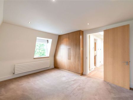 Five bed detached family home situated in a prime St. John's Wood location. - Photo 5