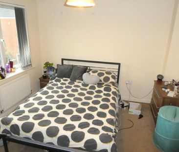 4 bedroom end of terrace house to rent - Photo 2