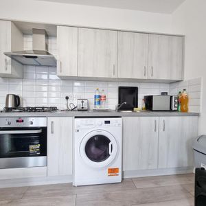 1 bedroom in a house share to rent - Photo 2