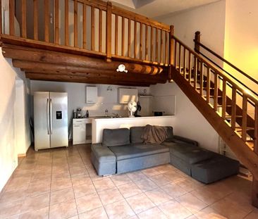 ROGNONAS - Appartement en duplex meublé dans le centre du village., - Photo 2