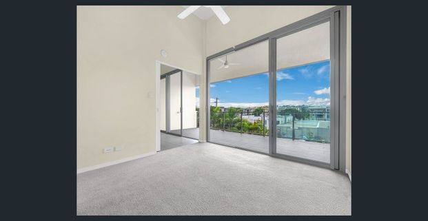 Top-Floor Lifestyle Apartment in the Heart of Bulimba - Resort-Style Living - Photo 1