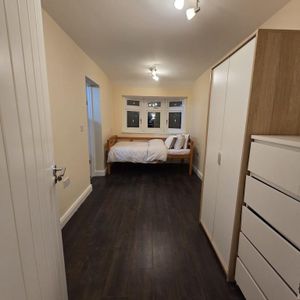 1 bedroom in a flat share to rent - Photo 2