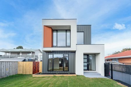 Brand New Luxury Townhouses in Prime Location! - Photo 2