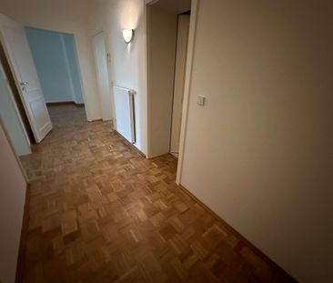 Parkett -geräumige Zimmer - großer Balkon an der Küche ! - Foto 1