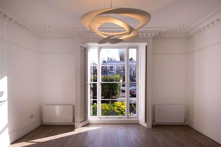 A large five bedroom family house on a sought after road in St Johns Wood - Photo 2