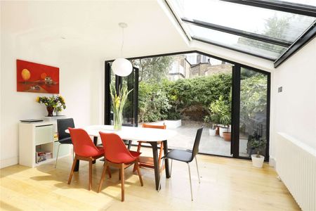 Neutrally decorated four bedroom family house with wooden floors on this quiet street in Parsons Green. - Photo 3