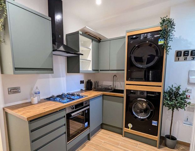 Russell Street Room 4 - Photo 1