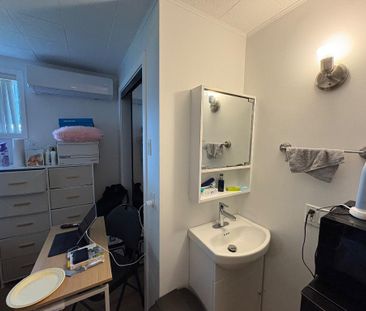 Chambre rénovée, avec lavabo et toilette, à Louer - Photo 4