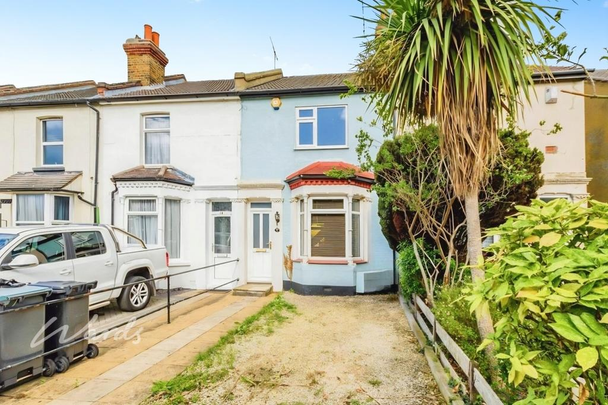 3 bedroom terraced house to rent - Photo 1