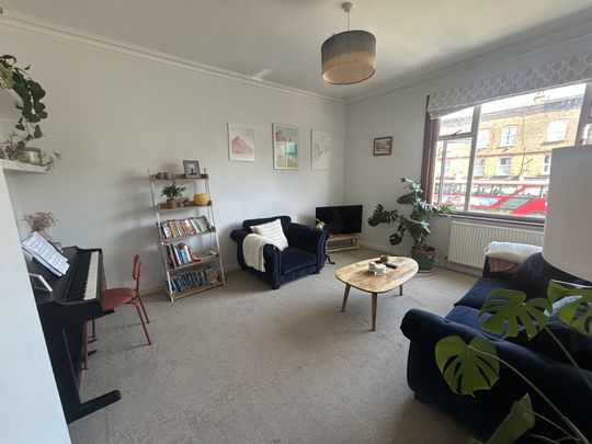 Two Bedroom Spacious Flat for Rent in Surbiton - Photo 1