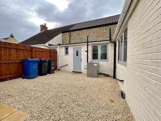 2 bedroom Cottage to let - Photo 1
