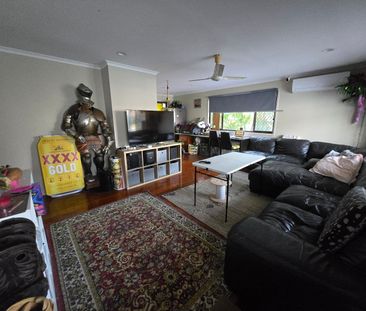 Share furnished house with pool, close to bus & shops - Photo 4