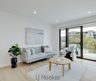 LUXURY LAKESIDE LIVING - Photo 3