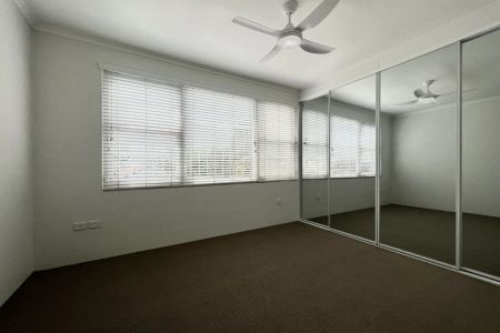 Lovely Three Bedroom Apartment, Conveniently Located! - Photo 2