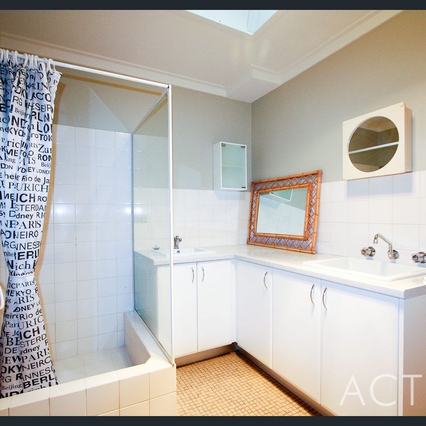 Light & Bright Apartment - Photo 1