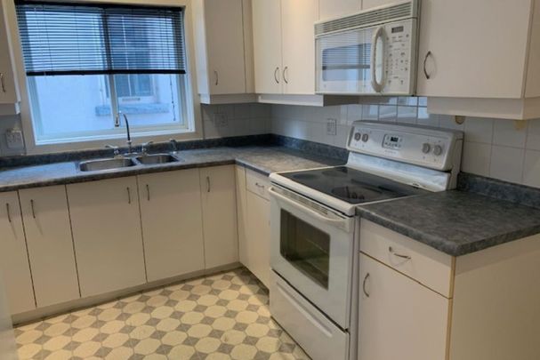 For Lease - 2 Undermount Avenue Unit# 1, Hamilton, Ontario - Photo 1