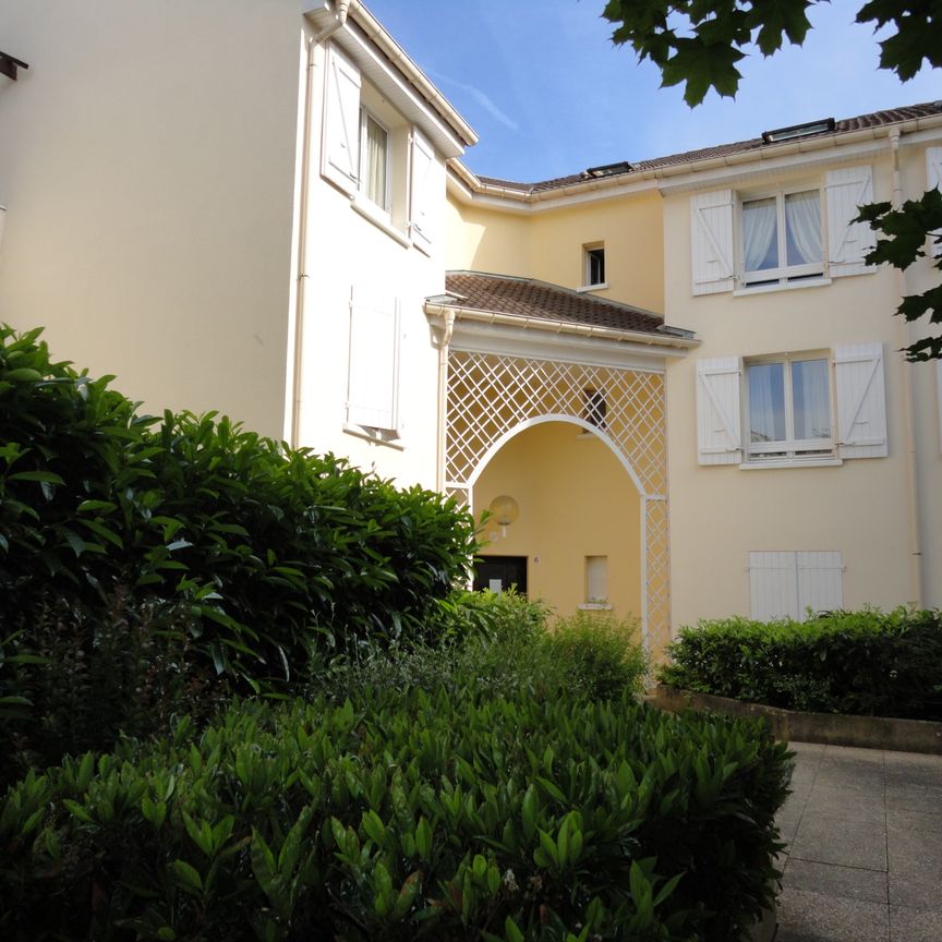 STUDIO GIF SUR YVETTE CHEVRY - Photo 1