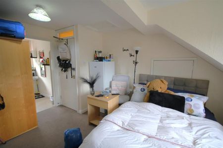 4 bedroom end of terrace house to rent - Photo 5