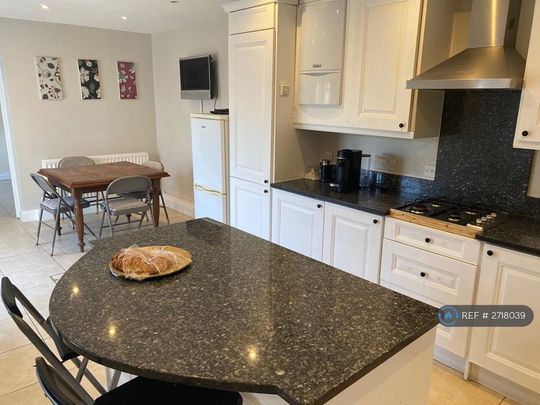 1 bedroom in a house share to rent - Photo 1