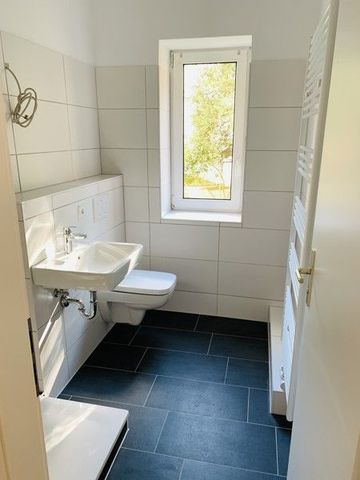 Frisch renoviert mit modernem Tageslichtbad! - Foto 2