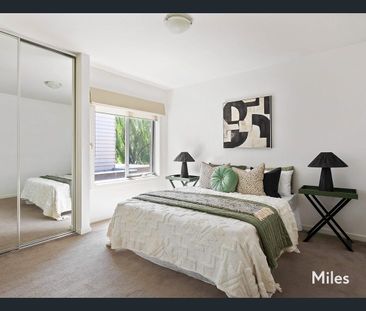 SUPERBLY APPOINTED EXECUTIVE TOWNHOUSE - Photo 3