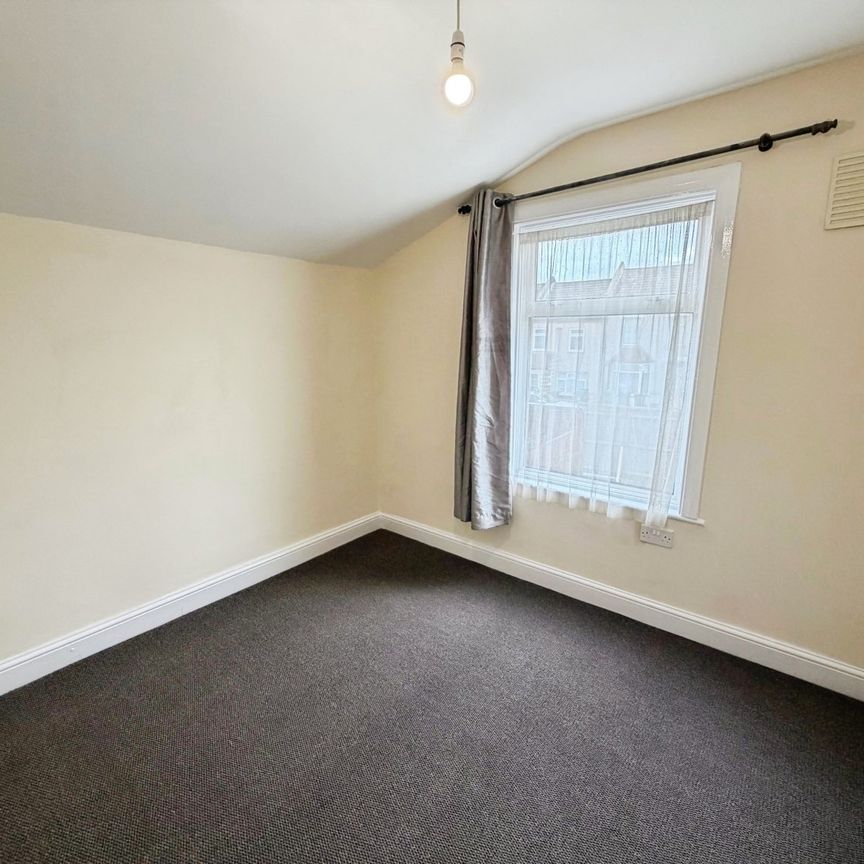 Terraced House to rent - Garibaldi Street, London, SE18 - Photo 1