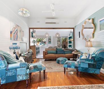 Stylish Three Bedroom Home - Photo 2