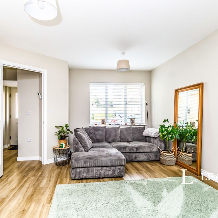 2 bedroom house to rent The Hollies, RH8 - Photo 1