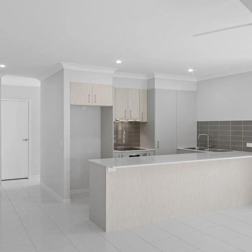 Modern living townhouse with close proximity to schools and public transport - Photo 1