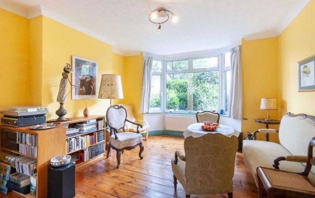 5 Bed Detached House, Park View, W3 - Photo 1