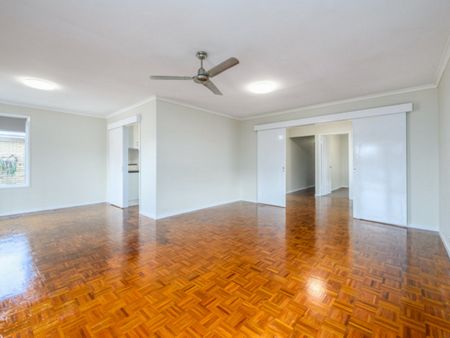 27 Vaggelas Crescent, Biggera Waters - Photo 2
