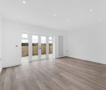 3 bedroom end of terrace house to rent - Photo 2