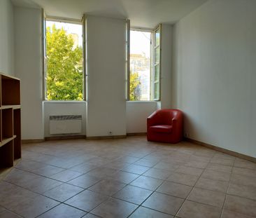 Appartement 2 pièces 47m2 MARSEILLE 1ER 675 euros - Photo 3