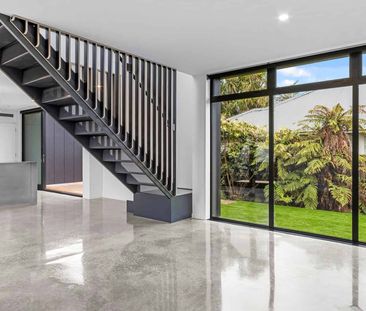 Architecturally designed townhouse - Photo 4