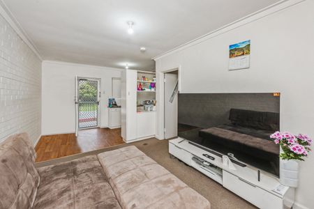 QUIET COMPLEX LIVING ! - Photo 2