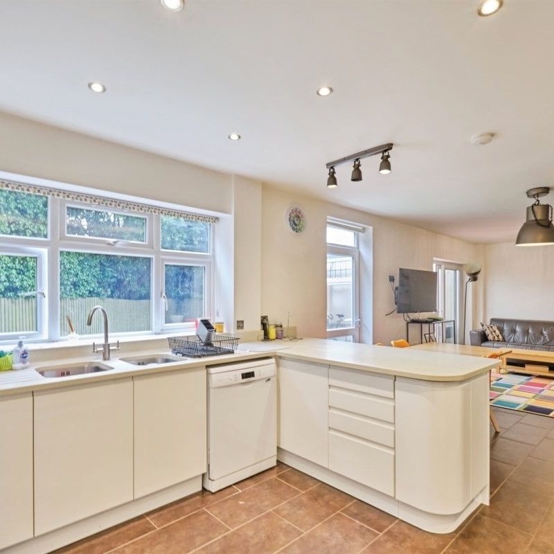 Goodwyn Avenue - Photo 1